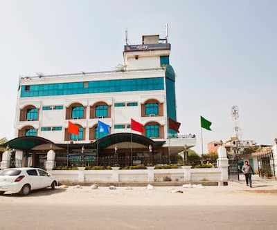 https://imgcld.yatra.com/ytimages/image/upload/t_hotel_yatra_city_desktop/v1391054196/Domestic Hotels/Hotels_Allahabad/Hotel Ajay International/Facade~380.jpg